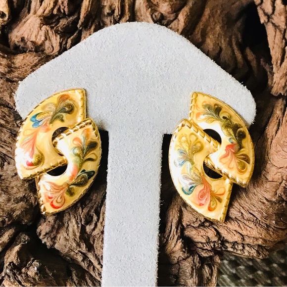 Vintage 80’s Gold Tone Cream And Green Enameled Artsy Post 1.5 in Earrings - Picture 8 of 16